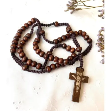 Chapelet en bois sur corde - brun foncé - 48 cm