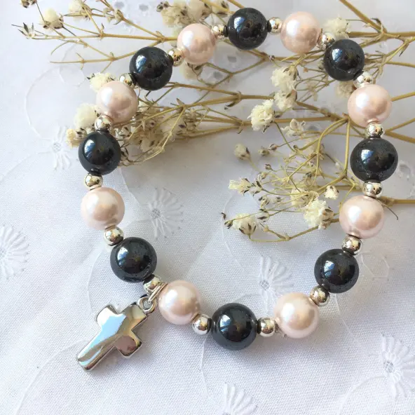 Bracelet croix - hématites et perles