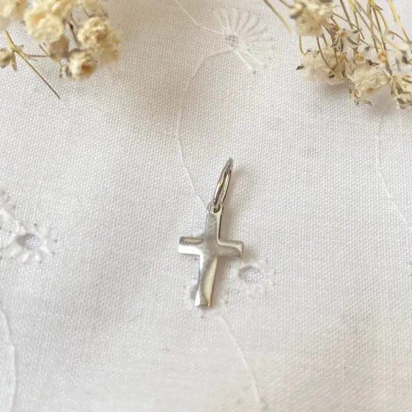 Petite croix plate en argent - 12 mm