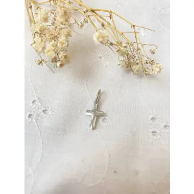 Petite croix plate en argent - 12 mm