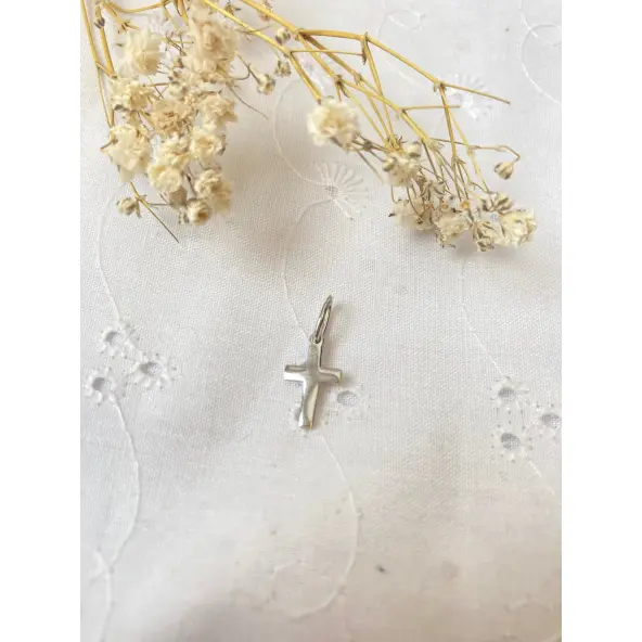 Petite croix plate en argent - 12 mm