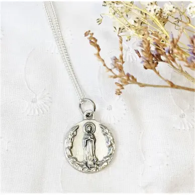 Médaille Notre-Dame de Lourdes - métal argenté -  18 mm