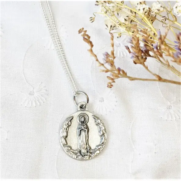 Médaille Notre-Dame de Lourdes - métal argenté -  18 mm