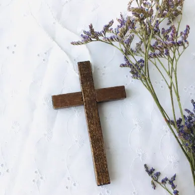 Croix d'aube avec cordon - 10 cm