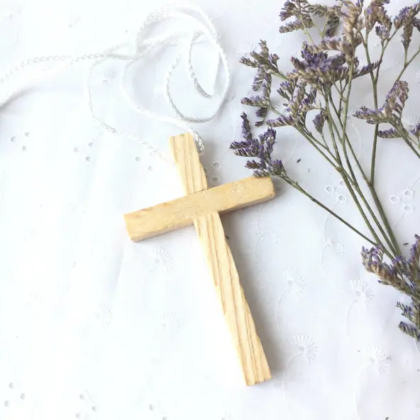 Croix d'aube avec cordon - 10 cm