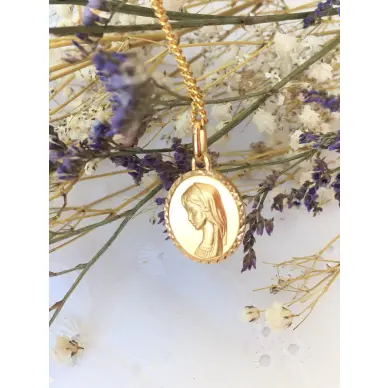 Médaille de la Vierge ovale avec bord facetté 17 mm - plaqué or