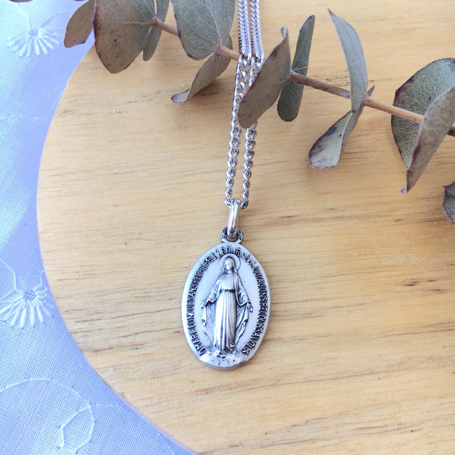 Médaillon Sainte Marie – Doré – Bijou Vintage D'occasion