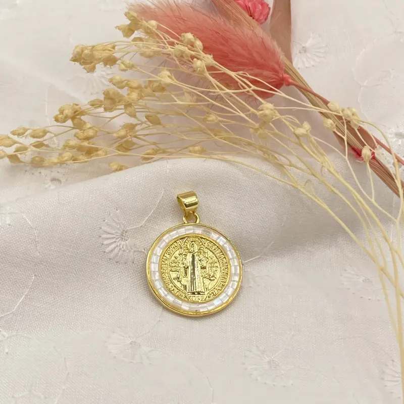Médaille de Saint Benoit 20 mm dorée et nacre