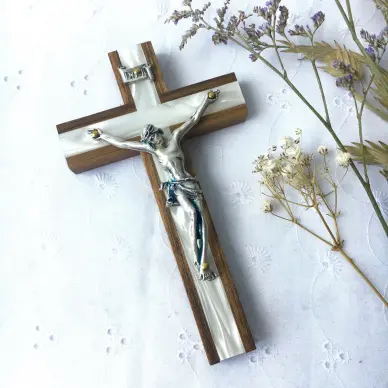 Crucifix en bois & nacre